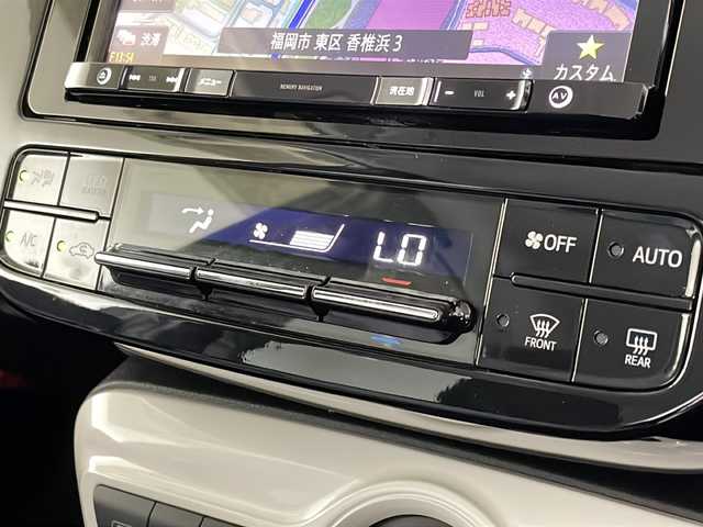 トヨタ プリウス Sセーフティプラス 福岡県 2018(平30)年 6.9万km ホワイトパールクリスタルシャイン 社外8インチSDナビゲーション/CD DVD BT/フルセグテレビ/バックモニター/トヨタセーフティセンス/パーキングアシスト/ドライブレコーダー/革巻きステアリング/ステアリングスイッチ/オートライト/LEDヘッドライト/フォグランプ/ETC/スマートキー/プッシュスタートエンジン