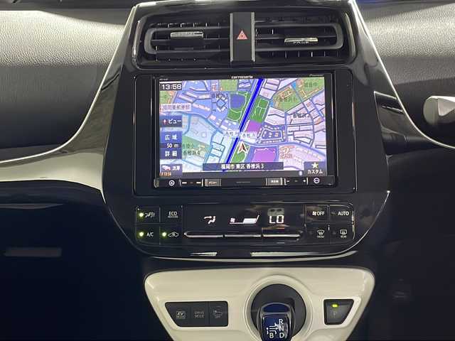 トヨタ プリウス Sセーフティプラス 福岡県 2018(平30)年 6.9万km ホワイトパールクリスタルシャイン 社外8インチSDナビゲーション/CD DVD BT/フルセグテレビ/バックモニター/トヨタセーフティセンス/パーキングアシスト/ドライブレコーダー/革巻きステアリング/ステアリングスイッチ/オートライト/LEDヘッドライト/フォグランプ/ETC/スマートキー/プッシュスタートエンジン