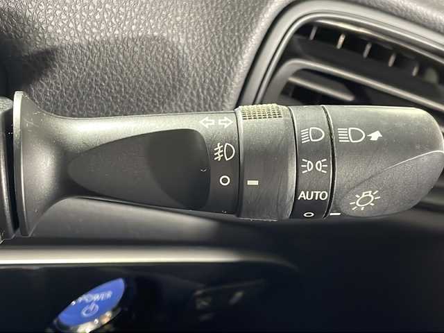 トヨタ プリウス Sセーフティプラス 福岡県 2018(平30)年 6.9万km ホワイトパールクリスタルシャイン 社外8インチSDナビゲーション/CD DVD BT/フルセグテレビ/バックモニター/トヨタセーフティセンス/パーキングアシスト/ドライブレコーダー/革巻きステアリング/ステアリングスイッチ/オートライト/LEDヘッドライト/フォグランプ/ETC/スマートキー/プッシュスタートエンジン
