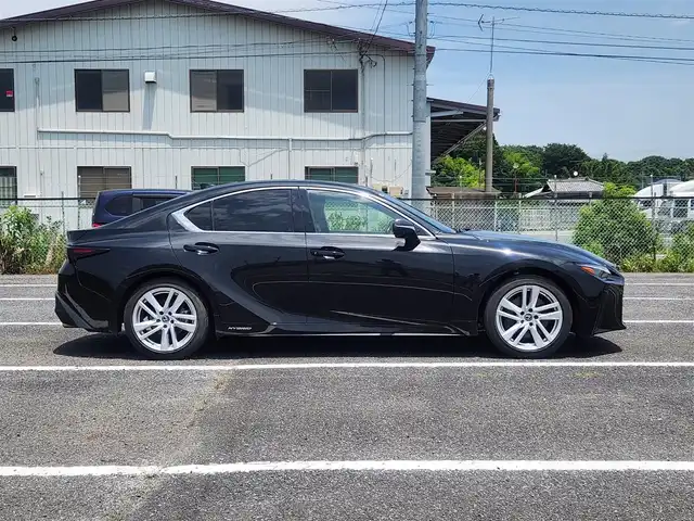 レクサス ＩＳ 300h 群馬県 2021(令3)年 4.5万km グラファイトブラックガラスフレーク ムーンルーフ/純正10.3型ナビ/　(Bluetooth/DVD/Blu-ray)/フルセグTV/パノラミックビューモニター/ビルトインETC2.0/ドライブレコーダー/レーダークルーズコントロール/クリアランスソナー/セーフティシステムプラス/・プリクラッシュセーフティ/・レーントレーシングアシスト/・オートマチックハイビーム/・ロードサインアシスト/・先行車発進告知機能/・ドライバー異常時対応システム/ブラインドスポットモニター/パーキングサポートブレーキ/純正OP3連フルLEDヘッドランプ/本革巻きステアリング/パドルシフト/ブラック合皮シート/前席パワーシート/シートヒーター/純正18インチアルミホイール/スマートエントリー/スタートシステム/禁煙車
