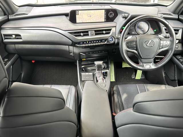 レクサス ＵＸ 250h Fスポーツ 静岡県 2019(令1)年 4.4万km グラファイトブラックガラスフレーク 純正ナビ/・FM/・AM/・CD/DVD/・サウンドライブラリ/・SD/・USB/・Bluetooth/・Miracast/・AUX/・フルセグTV/主要装備/・レーダークルーズコントロール/・パドルシフト/・オートハイビーム/・パワーバックドア/・ハンドルヒーター/・ＥＴＣ２．０/・ワイヤレス充電/・シートヒーター/・サンルーフ/・コーナーセンサー/・レーンキープアシスト/・プリクラッシュセーフティ/・電動パーキング/・電動チルト＆テレスコピックステアリング/・純正フロアマット/・アクティブスタビリティコントロール