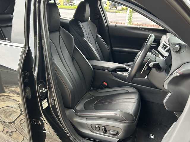 レクサス ＵＸ 250h Fスポーツ 静岡県 2019(令1)年 4.4万km グラファイトブラックガラスフレーク 純正ナビ/・FM/・AM/・CD/DVD/・サウンドライブラリ/・SD/・USB/・Bluetooth/・Miracast/・AUX/・フルセグTV/主要装備/・レーダークルーズコントロール/・パドルシフト/・オートハイビーム/・パワーバックドア/・ハンドルヒーター/・ＥＴＣ２．０/・ワイヤレス充電/・シートヒーター/・サンルーフ/・コーナーセンサー/・レーンキープアシスト/・プリクラッシュセーフティ/・電動パーキング/・電動チルト＆テレスコピックステアリング/・純正フロアマット/・アクティブスタビリティコントロール