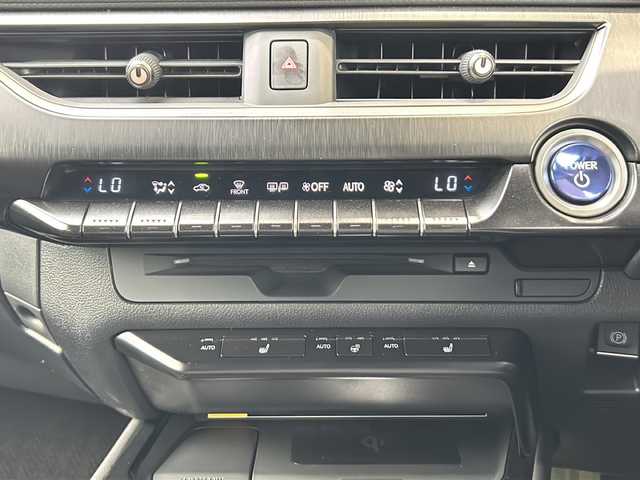 レクサス ＵＸ 250h Fスポーツ 静岡県 2019(令1)年 4.4万km グラファイトブラックガラスフレーク 純正ナビ/・FM/・AM/・CD/DVD/・サウンドライブラリ/・SD/・USB/・Bluetooth/・Miracast/・AUX/・フルセグTV/主要装備/・レーダークルーズコントロール/・パドルシフト/・オートハイビーム/・パワーバックドア/・ハンドルヒーター/・ＥＴＣ２．０/・ワイヤレス充電/・シートヒーター/・サンルーフ/・コーナーセンサー/・レーンキープアシスト/・プリクラッシュセーフティ/・電動パーキング/・電動チルト＆テレスコピックステアリング/・純正フロアマット/・アクティブスタビリティコントロール