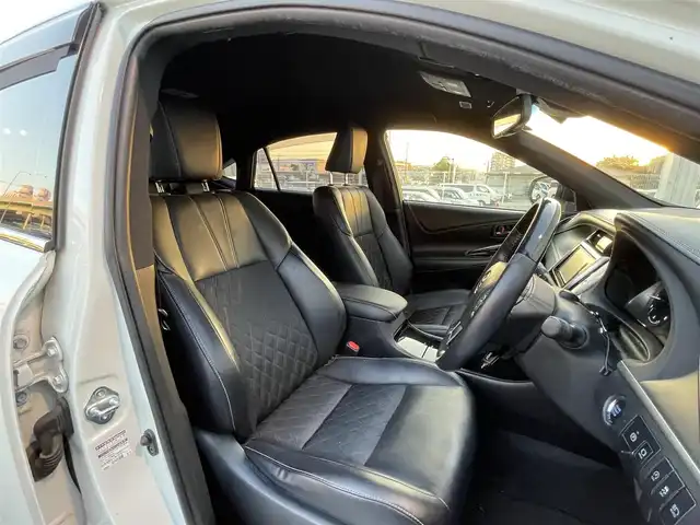 トヨタ ハリアー プレミアム 福岡県 2019(平31)年 5.4万km ブラック/ホワイト 純正7型SDナビ【フルセグTV・CD・DVD・BT】 トヨタセーフティー コーナーセンサー D席パワーシート レーダークルコン ドライブレコーダー【前後】 デジタルミラー オートホールド USBポート ETC 純正フロアマット 純正18インチアルミホイール 純正LEDヘッドライト プッシュスタート スマートキー