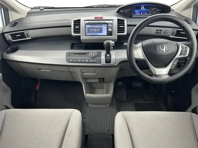 ホンダ フリード ハイブリット ジャストセレクション 千葉県 2011(平23)年 9.3万km プレミアムブルーオパールメタリック 禁煙車/片側電動ドア/純正メモリナビ/・型番：VXM-118VS/・CD/DVD/ワンセグTV/・ETC/・バックカメラ/クルーズコントロール/純正フロアマット/純正ドアバイザー/社外15インチAW/電動格納ウインカーミラー/オートライト/・キセノンヘッドライト/スマートキー