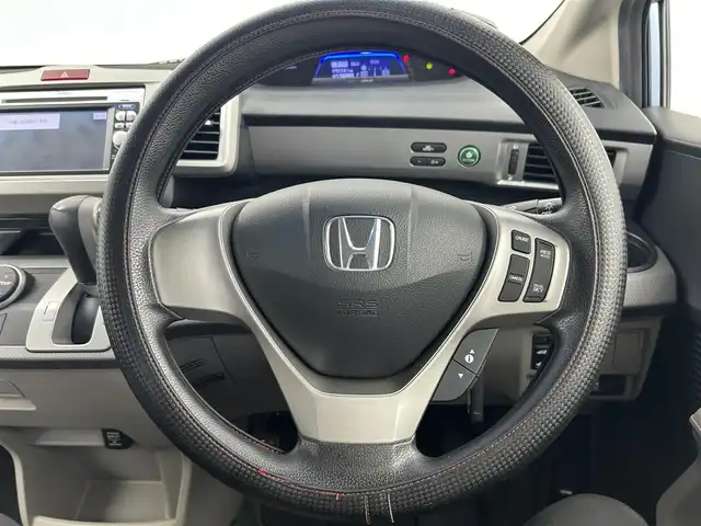 ホンダ フリード ハイブリット ジャストセレクション 千葉県 2011(平23)年 9.3万km プレミアムブルーオパールメタリック 禁煙車/片側電動ドア/純正メモリナビ/・型番：VXM-118VS/・CD/DVD/ワンセグTV/・ETC/・バックカメラ/クルーズコントロール/純正フロアマット/純正ドアバイザー/社外15インチAW/電動格納ウインカーミラー/オートライト/・キセノンヘッドライト/スマートキー
