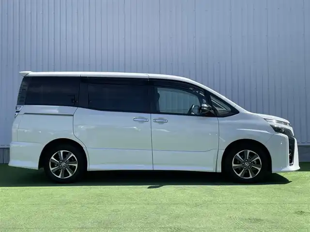 トヨタ ヴォクシー ZS 煌Ⅱ 香川県 2019(令1)年 6.7万km ホワイトパールクリスタルシャイン カロッツェリア８型ナビ/カロッツェリアフリップダウンモニター/バックカメラ/両側パワースライドドア/トヨタセーフティーセンス/クルーズコントロール/前後コーナーセンサー/前後ドラレコ/ＥＴＣ/ＬＥＤヘッドライト/フォグライト/純正16インチAW/純正フロアマット/純正ドアバイザー/スマートキー