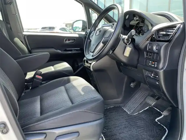 トヨタ ヴォクシー ZS 煌Ⅱ 香川県 2019(令1)年 6.7万km ホワイトパールクリスタルシャイン カロッツェリア８型ナビ/カロッツェリアフリップダウンモニター/バックカメラ/両側パワースライドドア/トヨタセーフティーセンス/クルーズコントロール/前後コーナーセンサー/前後ドラレコ/ＥＴＣ/ＬＥＤヘッドライト/フォグライト/純正16インチAW/純正フロアマット/純正ドアバイザー/スマートキー