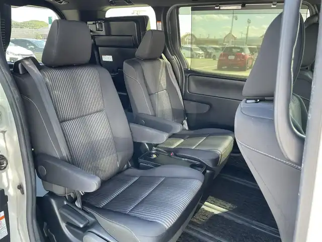 トヨタ ヴォクシー ZS 煌Ⅱ 香川県 2019(令1)年 6.7万km ホワイトパールクリスタルシャイン カロッツェリア８型ナビ/カロッツェリアフリップダウンモニター/バックカメラ/両側パワースライドドア/トヨタセーフティーセンス/クルーズコントロール/前後コーナーセンサー/前後ドラレコ/ＥＴＣ/ＬＥＤヘッドライト/フォグライト/純正16インチAW/純正フロアマット/純正ドアバイザー/スマートキー