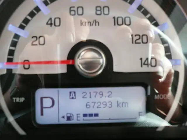 スズキ ハスラー G 静岡県 2014(平26)年 6.8万km パッションオレンジマイカ/スペリアホワイト 車検令和9年4月10日/バッテリー令和7年1月交換済み/タイヤ8ミリ/ホワイトルーフ/ホワイト塗装スチールホイール/ECLIPCE社外ナビ/（CD/FM/AM/ワンセグTV)/ETC/レーダーブレーキサポート/（衝突軽減ブレーキ）/アイドリングストップ/ヒルホールドコントロール/プッシュスタート・スマートキー/運転席シートヒーター/オートエアコン/スペアキー/純正フロアマット・バイザー