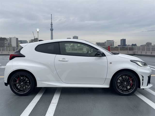 トヨタ ＧＲヤリス RZ ハイパフォーマンス 東京都 2025(令7)年 1.8万km スーパーホワイトⅡ 法人ワンオーナー/4WD/純正マルチナビ（BT/地デジTV）/バックカメラ/JBLスピーカー/純正１８インチアルミ/ハーフレザーシート/シートヒーター/ステアリングヒーター/パドルシフト/ビルトインETC２．０/エンジンプッシュボタン/スマートキー/Toyota　Safety Sense/AHB（オートマチックハイビーム）/PCS（プリクラッシュセーフティー）/LTA（レーントレーシングアシスト）/LDA（レーンディパーチャーアラート）/発進遅れ告知機能/RSA(ロードサインアシスト）/レーダークルーズコントロール/保証書・取説・ナビ説