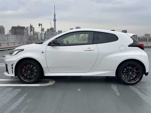 トヨタ ＧＲヤリス RZ ハイパフォーマンス 東京都 2025(令7)年 1.8万km スーパーホワイトⅡ 法人ワンオーナー/4WD/純正マルチナビ（BT/地デジTV）/バックカメラ/JBLスピーカー/純正１８インチアルミ/ハーフレザーシート/シートヒーター/ステアリングヒーター/パドルシフト/ビルトインETC２．０/エンジンプッシュボタン/スマートキー/Toyota　Safety Sense/AHB（オートマチックハイビーム）/PCS（プリクラッシュセーフティー）/LTA（レーントレーシングアシスト）/LDA（レーンディパーチャーアラート）/発進遅れ告知機能/RSA(ロードサインアシスト）/レーダークルーズコントロール/保証書・取説・ナビ説