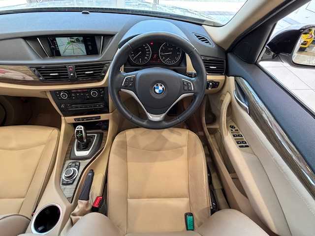 ＢＭＷ Ｘ１ sDrive 20i ファッショニスタ 埼玉県 2013(平25)年 6.3万km 白 純正メモリナビ/　　CD/BT/AUX /バックカメラ /HIDオートライト /レザーシート /シートヒーター /純正18インチアルミホイール/ステアリングスイッチ /アイドリングストップ /USBポート /スマートキー2本/ETC