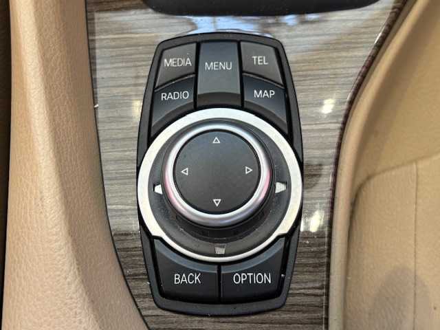 ＢＭＷ Ｘ１ sDrive 20i ファッショニスタ 埼玉県 2013(平25)年 6.3万km 白 純正メモリナビ/　　CD/BT/AUX /バックカメラ /HIDオートライト /レザーシート /シートヒーター /純正18インチアルミホイール/ステアリングスイッチ /アイドリングストップ /USBポート /スマートキー2本/ETC