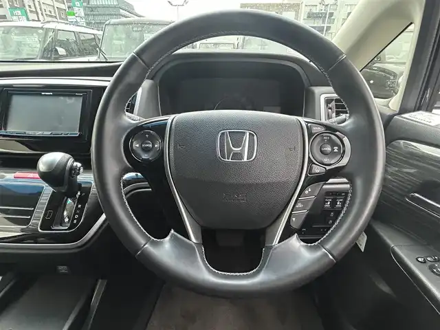ホンダ オデッセイ アブソルート 20thアニバーサリー 島根県 2015(平27)年 4.8万km クリスタルブラックパール ７Ｖ型ナビ　/Ｂｌｕｅｔｏｏｔｈ　/ETC/アダプティブクルーズコントロール　/ＬＥＤライト　/オットマン（後席）　/パワーシート（Ｄ席）/バックカメラ　/ＭＴ付ＡＴ　/三列シート　/ウォークスルー　/両側パワースライドドア/Ｗ＋サイド、カーテンエアバック/オートライト　/レーンキープアシスト/フルセグテレビ/ABS/衝突被害軽減システム/横滑り防止装置/アイドリングストップ