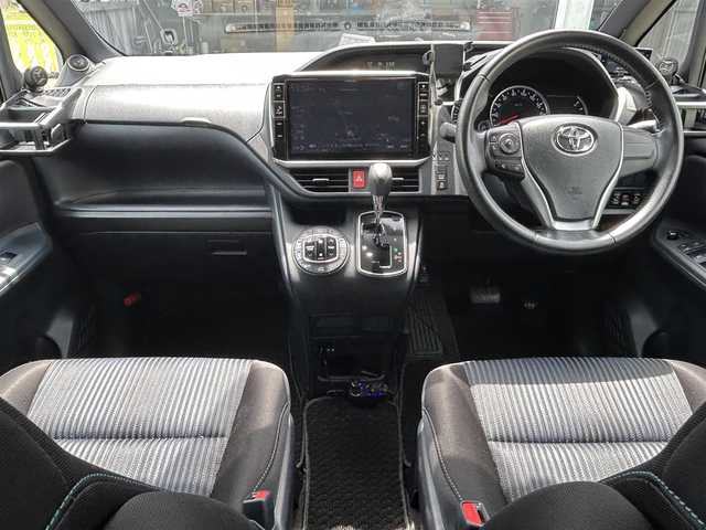 トヨタ ヴォクシー ZS 福岡県 2017(平29)年 5.2万km ブラック ・11インチALPINEナビ/（BLUETOOTH/フルセグ/バックカメラ/・ETC/・スペアキー/・ALPINEフリップダウンモニター/・両側パワースライドドア/・サンシェード/・ドライブレコーダー/・モデリスタエアロ/・レーンキープアシスト/・衝突軽減システム/・横滑り防止装置/・アイドリングストップ/・MTモード付AT/・ウォークスルー/・オートマチックハイビーム/・オートライト/・保証書/・取扱説明書