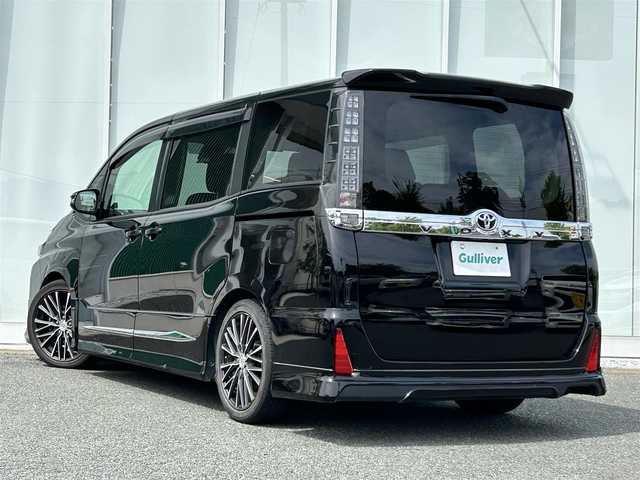 トヨタ ヴォクシー ZS 福岡県 2017(平29)年 5.2万km ブラック ・11インチALPINEナビ/（BLUETOOTH/フルセグ/バックカメラ/・ETC/・スペアキー/・ALPINEフリップダウンモニター/・両側パワースライドドア/・サンシェード/・ドライブレコーダー/・モデリスタエアロ/・レーンキープアシスト/・衝突軽減システム/・横滑り防止装置/・アイドリングストップ/・MTモード付AT/・ウォークスルー/・オートマチックハイビーム/・オートライト/・保証書/・取扱説明書