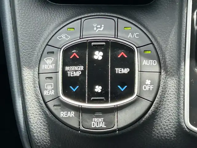 トヨタ ヴォクシー ZS 福岡県 2017(平29)年 5.2万km ブラック ・11インチALPINEナビ/（BLUETOOTH/フルセグ/バックカメラ/・ETC/・スペアキー/・ALPINEフリップダウンモニター/・両側パワースライドドア/・サンシェード/・ドライブレコーダー/・モデリスタエアロ/・レーンキープアシスト/・衝突軽減システム/・横滑り防止装置/・アイドリングストップ/・MTモード付AT/・ウォークスルー/・オートマチックハイビーム/・オートライト/・保証書/・取扱説明書