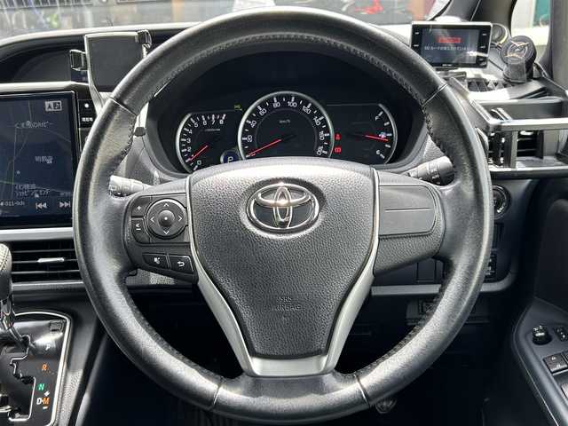 トヨタ ヴォクシー ZS 福岡県 2017(平29)年 5.2万km ブラック ・11インチALPINEナビ/（BLUETOOTH/フルセグ/バックカメラ/・ETC/・スペアキー/・ALPINEフリップダウンモニター/・両側パワースライドドア/・サンシェード/・ドライブレコーダー/・モデリスタエアロ/・レーンキープアシスト/・衝突軽減システム/・横滑り防止装置/・アイドリングストップ/・MTモード付AT/・ウォークスルー/・オートマチックハイビーム/・オートライト/・保証書/・取扱説明書