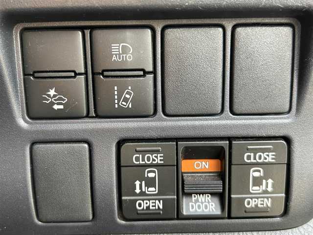 トヨタ ヴォクシー ZS 福岡県 2017(平29)年 5.2万km ブラック ・11インチALPINEナビ/（BLUETOOTH/フルセグ/バックカメラ/・ETC/・スペアキー/・ALPINEフリップダウンモニター/・両側パワースライドドア/・サンシェード/・ドライブレコーダー/・モデリスタエアロ/・レーンキープアシスト/・衝突軽減システム/・横滑り防止装置/・アイドリングストップ/・MTモード付AT/・ウォークスルー/・オートマチックハイビーム/・オートライト/・保証書/・取扱説明書