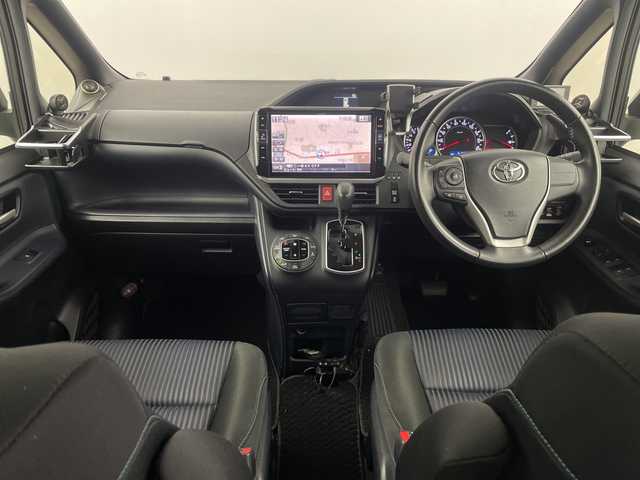 トヨタ ヴォクシー ZS 埼玉県 2017(平29)年 5.2万km ブラック フルモデリスタエアロ/社外フリップダウンモニター/社外11インチナビ　EX11V/(Bluetooth/CD/DVD/HDMI/USB/AM/FM)/地デジフルセグ/バックカメラ/前方ドライブレコーダー/ETC/車線逸脱警報/衝突軽減ブレーキ/オートマチックハイビーム/先行車発進お知らせ機能/ECOモード/ロールサンシェード/レーダー探知機　ZERO 702V/電動格納ミラー・ウィンカーミラー/フロントフォグランプ/プッシュスタート/ステアリングリモコン/社外フロアマット/純正ドアバイザー/社外18インチアルミホイール