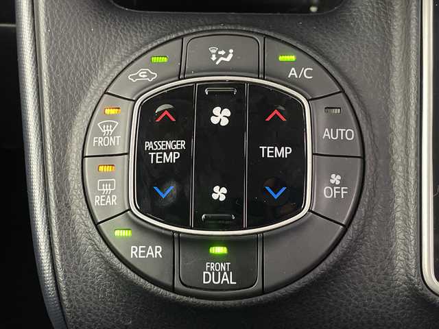 トヨタ ヴォクシー ZS 埼玉県 2017(平29)年 5.2万km ブラック フルモデリスタエアロ/社外フリップダウンモニター/社外11インチナビ　EX11V/(Bluetooth/CD/DVD/HDMI/USB/AM/FM)/地デジフルセグ/バックカメラ/前方ドライブレコーダー/ETC/車線逸脱警報/衝突軽減ブレーキ/オートマチックハイビーム/先行車発進お知らせ機能/ECOモード/ロールサンシェード/レーダー探知機　ZERO 702V/電動格納ミラー・ウィンカーミラー/フロントフォグランプ/プッシュスタート/ステアリングリモコン/社外フロアマット/純正ドアバイザー/社外18インチアルミホイール