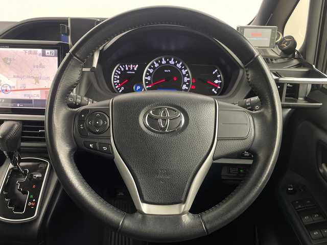 トヨタ ヴォクシー ZS 埼玉県 2017(平29)年 5.2万km ブラック フルモデリスタエアロ/社外フリップダウンモニター/社外11インチナビ　EX11V/(Bluetooth/CD/DVD/HDMI/USB/AM/FM)/地デジフルセグ/バックカメラ/前方ドライブレコーダー/ETC/車線逸脱警報/衝突軽減ブレーキ/オートマチックハイビーム/先行車発進お知らせ機能/ECOモード/ロールサンシェード/レーダー探知機　ZERO 702V/電動格納ミラー・ウィンカーミラー/フロントフォグランプ/プッシュスタート/ステアリングリモコン/社外フロアマット/純正ドアバイザー/社外18インチアルミホイール