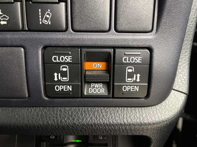 トヨタ ヴォクシー ZS 埼玉県 2017(平29)年 5.2万km ブラック フルモデリスタエアロ/社外フリップダウンモニター/社外11インチナビ　EX11V/(Bluetooth/CD/DVD/HDMI/USB/AM/FM)/地デジフルセグ/バックカメラ/前方ドライブレコーダー/ETC/車線逸脱警報/衝突軽減ブレーキ/オートマチックハイビーム/先行車発進お知らせ機能/ECOモード/ロールサンシェード/レーダー探知機　ZERO 702V/電動格納ミラー・ウィンカーミラー/フロントフォグランプ/プッシュスタート/ステアリングリモコン/社外フロアマット/純正ドアバイザー/社外18インチアルミホイール