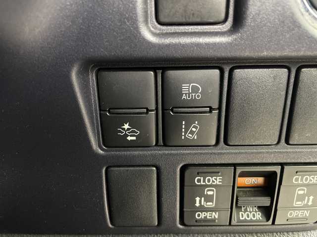 トヨタ ヴォクシー ZS 埼玉県 2017(平29)年 5.2万km ブラック フルモデリスタエアロ/社外フリップダウンモニター/社外11インチナビ　EX11V/(Bluetooth/CD/DVD/HDMI/USB/AM/FM)/地デジフルセグ/バックカメラ/前方ドライブレコーダー/ETC/車線逸脱警報/衝突軽減ブレーキ/オートマチックハイビーム/先行車発進お知らせ機能/ECOモード/ロールサンシェード/レーダー探知機　ZERO 702V/電動格納ミラー・ウィンカーミラー/フロントフォグランプ/プッシュスタート/ステアリングリモコン/社外フロアマット/純正ドアバイザー/社外18インチアルミホイール