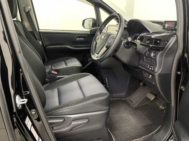 トヨタ ヴォクシー ZS 埼玉県 2017(平29)年 5.2万km ブラック フルモデリスタエアロ/社外フリップダウンモニター/社外11インチナビ　EX11V/(Bluetooth/CD/DVD/HDMI/USB/AM/FM)/地デジフルセグ/バックカメラ/前方ドライブレコーダー/ETC/車線逸脱警報/衝突軽減ブレーキ/オートマチックハイビーム/先行車発進お知らせ機能/ECOモード/ロールサンシェード/レーダー探知機　ZERO 702V/電動格納ミラー・ウィンカーミラー/フロントフォグランプ/プッシュスタート/ステアリングリモコン/社外フロアマット/純正ドアバイザー/社外18インチアルミホイール