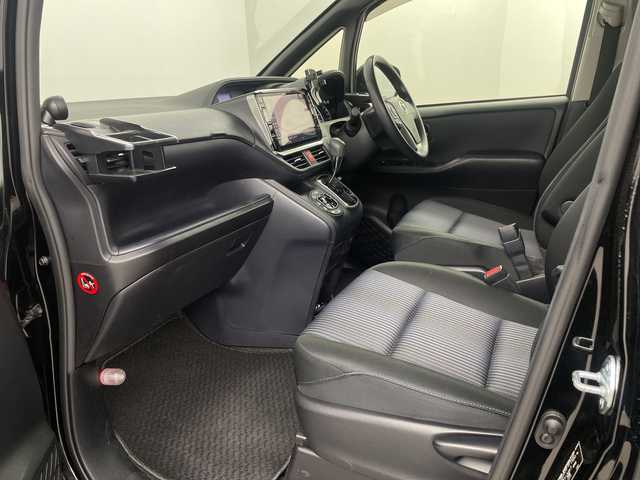 トヨタ ヴォクシー ZS 埼玉県 2017(平29)年 5.2万km ブラック フルモデリスタエアロ/社外フリップダウンモニター/社外11インチナビ　EX11V/(Bluetooth/CD/DVD/HDMI/USB/AM/FM)/地デジフルセグ/バックカメラ/前方ドライブレコーダー/ETC/車線逸脱警報/衝突軽減ブレーキ/オートマチックハイビーム/先行車発進お知らせ機能/ECOモード/ロールサンシェード/レーダー探知機　ZERO 702V/電動格納ミラー・ウィンカーミラー/フロントフォグランプ/プッシュスタート/ステアリングリモコン/社外フロアマット/純正ドアバイザー/社外18インチアルミホイール