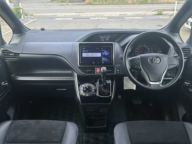 トヨタ ヴォクシー ZS 煌Ⅲ 石川県 2020(令2)年 3.5万km ブラック セーフティーセンス/・プリクラッシュセーフティシステム/・レーンディパーチャーアラート/・オートマチックハイビーム/・先行車発信告知機能/純正9型メモリーナビゲーション/【フルセグTV・CD・DVD・Bluetooth】/型番：NSZT-Y68T/純正フリップダウンモニター/クルーズコントロール/両側パワースライドドア/クリアランスソナー/前後ドライブレコーダー/ETC2.0/バックカメラ/スマートキー/・プッシュスタート/LEDヘッドライト/・オートライト/・フォグランプ/アイドリングストップ/横滑り防止機能/本革巻ステアリング/・ステアリングリモコン/・チルトステアリング/社外フロアマット/取扱説明書