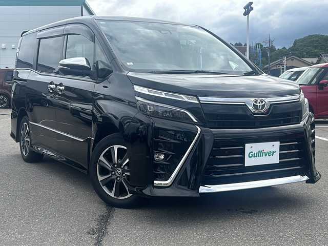 トヨタ ヴォクシー ZS 煌Ⅲ 石川県 2020(令2)年 3.5万km ブラック セーフティーセンス/・プリクラッシュセーフティシステム/・レーンディパーチャーアラート/・オートマチックハイビーム/・先行車発信告知機能/純正9型メモリーナビゲーション/【フルセグTV・CD・DVD・Bluetooth】/型番：NSZT-Y68T/純正フリップダウンモニター/クルーズコントロール/両側パワースライドドア/クリアランスソナー/前後ドライブレコーダー/ETC2.0/バックカメラ/スマートキー/・プッシュスタート/LEDヘッドライト/・オートライト/・フォグランプ/アイドリングストップ/横滑り防止機能/本革巻ステアリング/・ステアリングリモコン/・チルトステアリング/社外フロアマット/取扱説明書