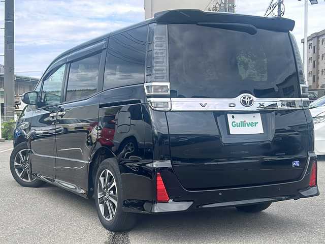 トヨタ ヴォクシー ZS 煌Ⅲ 石川県 2020(令2)年 3.5万km ブラック セーフティーセンス/・プリクラッシュセーフティシステム/・レーンディパーチャーアラート/・オートマチックハイビーム/・先行車発信告知機能/純正9型メモリーナビゲーション/【フルセグTV・CD・DVD・Bluetooth】/型番：NSZT-Y68T/純正フリップダウンモニター/クルーズコントロール/両側パワースライドドア/クリアランスソナー/前後ドライブレコーダー/ETC2.0/バックカメラ/スマートキー/・プッシュスタート/LEDヘッドライト/・オートライト/・フォグランプ/アイドリングストップ/横滑り防止機能/本革巻ステアリング/・ステアリングリモコン/・チルトステアリング/社外フロアマット/取扱説明書