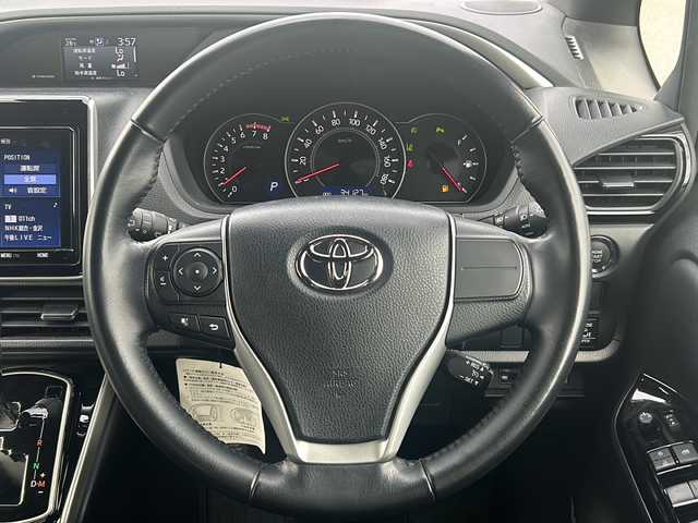トヨタ ヴォクシー ZS 煌Ⅲ 石川県 2020(令2)年 3.5万km ブラック セーフティーセンス/・プリクラッシュセーフティシステム/・レーンディパーチャーアラート/・オートマチックハイビーム/・先行車発信告知機能/純正9型メモリーナビゲーション/【フルセグTV・CD・DVD・Bluetooth】/型番：NSZT-Y68T/純正フリップダウンモニター/クルーズコントロール/両側パワースライドドア/クリアランスソナー/前後ドライブレコーダー/ETC2.0/バックカメラ/スマートキー/・プッシュスタート/LEDヘッドライト/・オートライト/・フォグランプ/アイドリングストップ/横滑り防止機能/本革巻ステアリング/・ステアリングリモコン/・チルトステアリング/社外フロアマット/取扱説明書