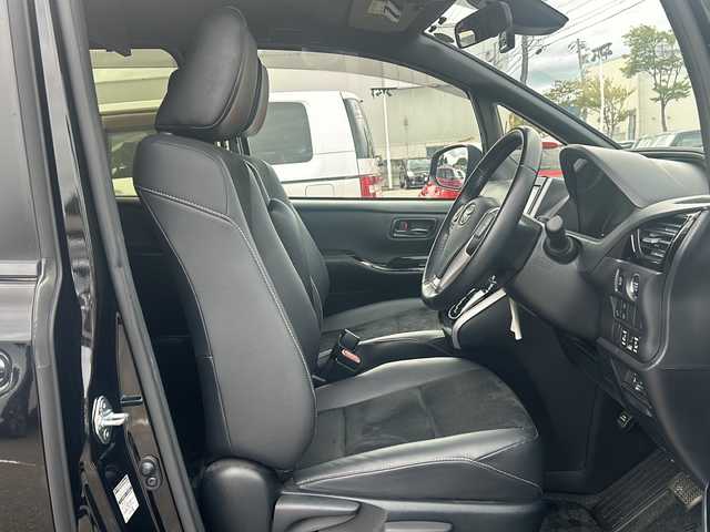 トヨタ ヴォクシー ZS 煌Ⅲ 石川県 2020(令2)年 3.5万km ブラック セーフティーセンス/・プリクラッシュセーフティシステム/・レーンディパーチャーアラート/・オートマチックハイビーム/・先行車発信告知機能/純正9型メモリーナビゲーション/【フルセグTV・CD・DVD・Bluetooth】/型番：NSZT-Y68T/純正フリップダウンモニター/クルーズコントロール/両側パワースライドドア/クリアランスソナー/前後ドライブレコーダー/ETC2.0/バックカメラ/スマートキー/・プッシュスタート/LEDヘッドライト/・オートライト/・フォグランプ/アイドリングストップ/横滑り防止機能/本革巻ステアリング/・ステアリングリモコン/・チルトステアリング/社外フロアマット/取扱説明書