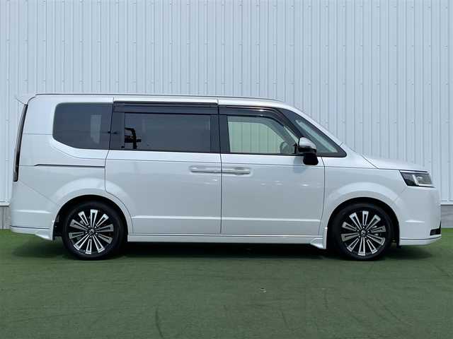 ホンダ ステップワゴン スパーダ eHEV プレミアムライン 香川県 2022(令4)年 3.8万km プラチナホワイトパール 登録時走行距離：37596km/純正11.4型ナビ/　CD DVD BT フルセグTV/全方位カメラ/前後ドライブレコーダー/ビルトインETC/両側パワースライドドア/パワーバックドア/衝突被害軽減装置/レーンキープアシスト/レーダークルーズコントロール/クリアランスソナー/ブラインドスポットモニター/LEDヘッドライト/オートライト/フォグランプ/ハーフレザーシート/シートヒーター/ロールサンシェード/ISOFIX/オーバーヘッドコンソール/革巻きステアリング/ステアリングスイッチ/パドルシフト/プッシュスタート/スマートキー