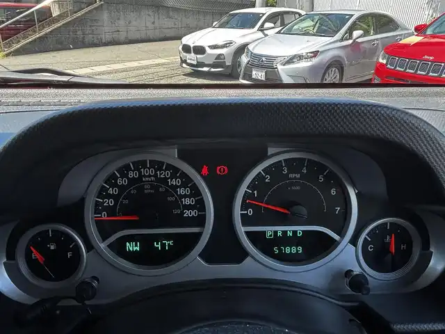 クライスラー・ジープ ジープ ラングラー アンリミテッド サハラ 熊本県 2011(平23)年 5.8万km インフェルノレッドパール 社外SDナビ/【フルセグＴＶ/Cd/DVD/BT】/バックカメラ/左サイドカメラ/クルーズコントロール/ETC/純正18インチAW/背面タイヤ/ヘッドライトレベライザー/フォグランプ/リモコンキー/スペアキー/純正フロアマット/取扱説明書