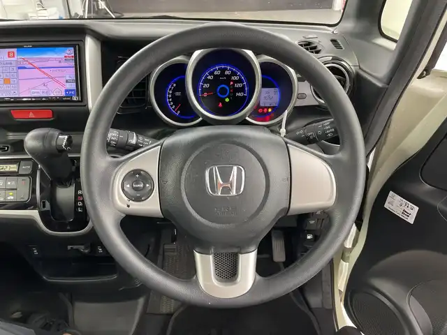 ホンダ Ｎ ＢＯＸ カスタム SSパッケージ 愛知県 2014(平26)年 7.6万km プレミアムホワイトパール 禁煙車/7インチナビ/（CD/DVD/Bluetooth/フルセグTV/AM/FM）/バックカメラ/シートヒーター/両側パワースライドドア/スマートキー/スペアキー有/アイドリングストップ/プッシュスタート/ベンチシート/純正フロアマット/純正14インチアルミホイール/横滑り防止装置