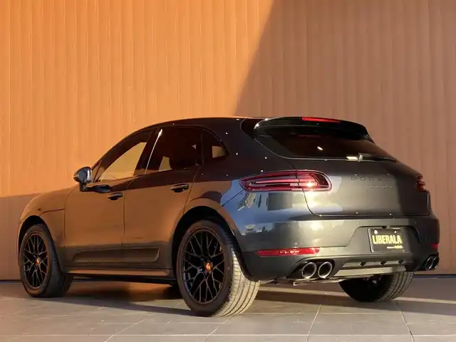ポルシェ マカン GTS 愛知県 2017(平29)年 4.9万km ヴァルカノグレーメタリック スポクロPDLS+/レザーインテリア/赤革シート/シートヒーター/サラウンドビューカメラ/ポルシェエントリー＆ドライブ/スポーツエキゾースト/20インチRSスパイダーホイル/レッドブレーキキャリパー/パークアシスト