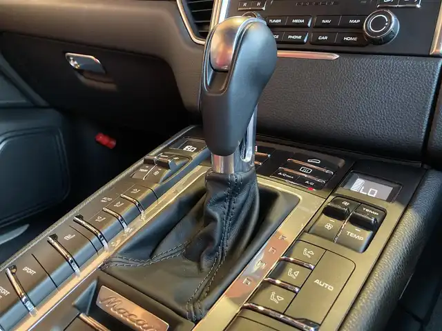 ポルシェ マカン GTS 愛知県 2017(平29)年 4.9万km ヴァルカノグレーメタリック スポクロPDLS+/レザーインテリア/赤革シート/シートヒーター/サラウンドビューカメラ/ポルシェエントリー＆ドライブ/スポーツエキゾースト/20インチRSスパイダーホイル/レッドブレーキキャリパー/パークアシスト