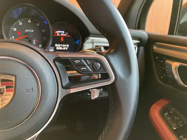 ポルシェ マカン GTS 愛知県 2017(平29)年 4.9万km ヴァルカノグレーメタリック スポクロPDLS+/レザーインテリア/赤革シート/シートヒーター/サラウンドビューカメラ/ポルシェエントリー＆ドライブ/スポーツエキゾースト/20インチRSスパイダーホイル/レッドブレーキキャリパー/パークアシスト