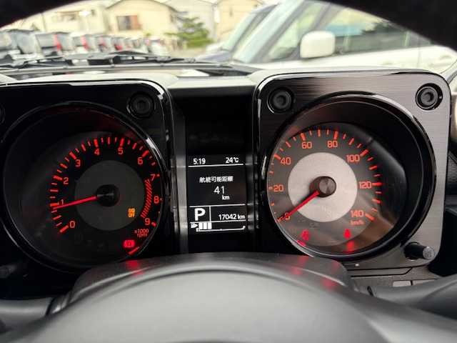 スズキ ジムニー XC 大阪府 2022(令4)年 1.7万km シフォンアイボリーメタリックブラック2トーンルーフ アルパイン9型ディスプレイオーディオ/バックカメラ/衝突被害軽減システム/レーンキープアシスト/クルーズコントロール/ダウンヒルアシストコントロール/オートライト/純正アルミホイール/社外フロアマット/シートヒーター/アイドリングストップ/スペアキー×1/プッシュスタートボタン/LEDヘッドライト