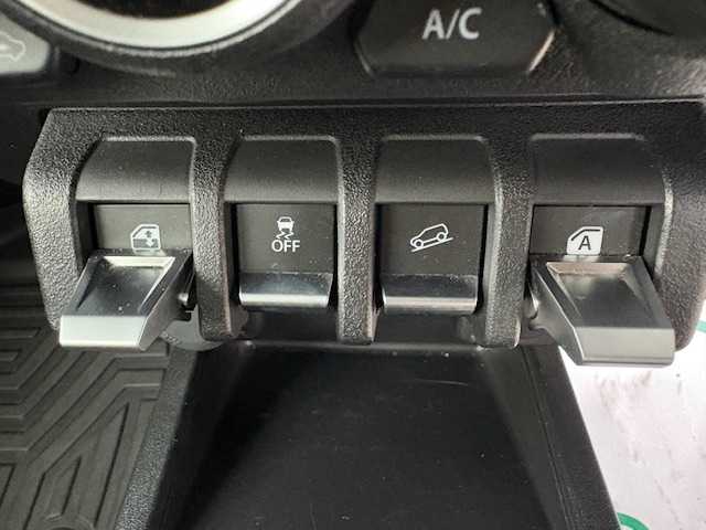 スズキ ジムニー XC 大阪府 2022(令4)年 1.7万km シフォンアイボリーメタリックブラック2トーンルーフ アルパイン9型ディスプレイオーディオ/バックカメラ/衝突被害軽減システム/レーンキープアシスト/クルーズコントロール/ダウンヒルアシストコントロール/オートライト/純正アルミホイール/社外フロアマット/シートヒーター/アイドリングストップ/スペアキー×1/プッシュスタートボタン/LEDヘッドライト