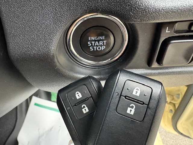 スズキ ジムニー XC 大阪府 2022(令4)年 1.7万km シフォンアイボリーメタリックブラック2トーンルーフ アルパイン9型ディスプレイオーディオ/バックカメラ/衝突被害軽減システム/レーンキープアシスト/クルーズコントロール/ダウンヒルアシストコントロール/オートライト/純正アルミホイール/社外フロアマット/シートヒーター/アイドリングストップ/スペアキー×1/プッシュスタートボタン/LEDヘッドライト