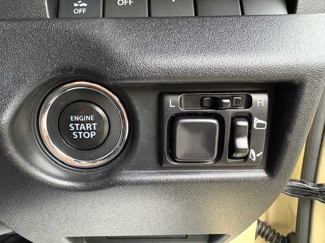 スズキ ジムニー XC 大阪府 2022(令4)年 1.7万km シフォンアイボリーメタリックブラック2トーンルーフ アルパイン9型ディスプレイオーディオ/バックカメラ/衝突被害軽減システム/レーンキープアシスト/クルーズコントロール/ダウンヒルアシストコントロール/オートライト/純正アルミホイール/社外フロアマット/シートヒーター/アイドリングストップ/スペアキー×1/プッシュスタートボタン/LEDヘッドライト