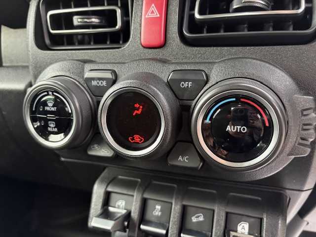 スズキ ジムニー XC 大阪府 2022(令4)年 1.7万km シフォンアイボリーメタリックブラック2トーンルーフ アルパイン9型ディスプレイオーディオ/バックカメラ/衝突被害軽減システム/レーンキープアシスト/クルーズコントロール/ダウンヒルアシストコントロール/オートライト/純正アルミホイール/社外フロアマット/シートヒーター/アイドリングストップ/スペアキー×1/プッシュスタートボタン/LEDヘッドライト