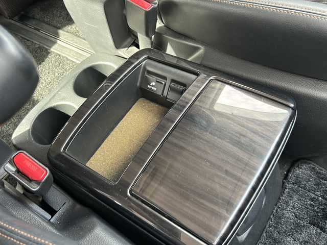 日産 エルグランド 250ハイウェイスター 岐阜県 2014(平26)年 5.5万km ファントムブラック 登録時走行距離54852km/後席モニター/全方位カメラ/純正ＳＤナビ/バックカメラ/両側パワースライドドア/純正アルミホイール/純正フロアマット/前後コーナーセンサー/ＬＥＤヘッドライト/オートライト/プッシュスタート/禁煙車/スマートキー/スペアキー/Bluetooth接続/CDチェンジャー/ビルトインETC/100V充電/ドアバイザー/ハーフレザーシート/オットマン/横滑り防止装置