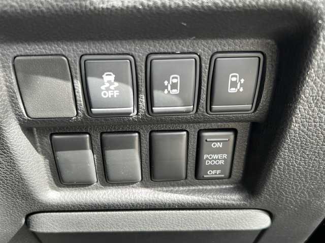 日産 エルグランド 250ハイウェイスター 岐阜県 2014(平26)年 5.5万km ファントムブラック 登録時走行距離54852km/後席モニター/全方位カメラ/純正ＳＤナビ/バックカメラ/両側パワースライドドア/純正アルミホイール/純正フロアマット/前後コーナーセンサー/ＬＥＤヘッドライト/オートライト/プッシュスタート/禁煙車/スマートキー/スペアキー/Bluetooth接続/CDチェンジャー/ビルトインETC/100V充電/ドアバイザー/ハーフレザーシート/オットマン/横滑り防止装置