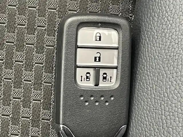 ホンダ ステップワゴン モデューロX ホンダセンシング 熊本県 2020(令2)年 4.4万km プラチナホワイトパール ワンオーナー/純正ナビVXU-207Wi（ＣＤ・ＤＶＤ・フルセグ・ＢＴ・ＳＤ・ＡｐｐｌＣａｒＰｌａｙ・ＵＳＢ）/全周囲カメラ　/バックカメラ/フロントカメラ/純正前方ドライブレコーダー　/純正フリップダウンモニター/ビルトインＥＴＣ２．０　/両側パワースライドドア　/アダブティブクルーズコントロール/衝突軽減ブレーキ/レーンキープアシスト/車線逸脱警報/横滑り防止/アイドリングストップ/ハーフレザーシート/純正フロアマット/社外１７インチAW/オートライト/LEDヘッドライト/フォグランプ/スマートキー/プッシュスタート/スペアキー1本/保証書/取扱説明書